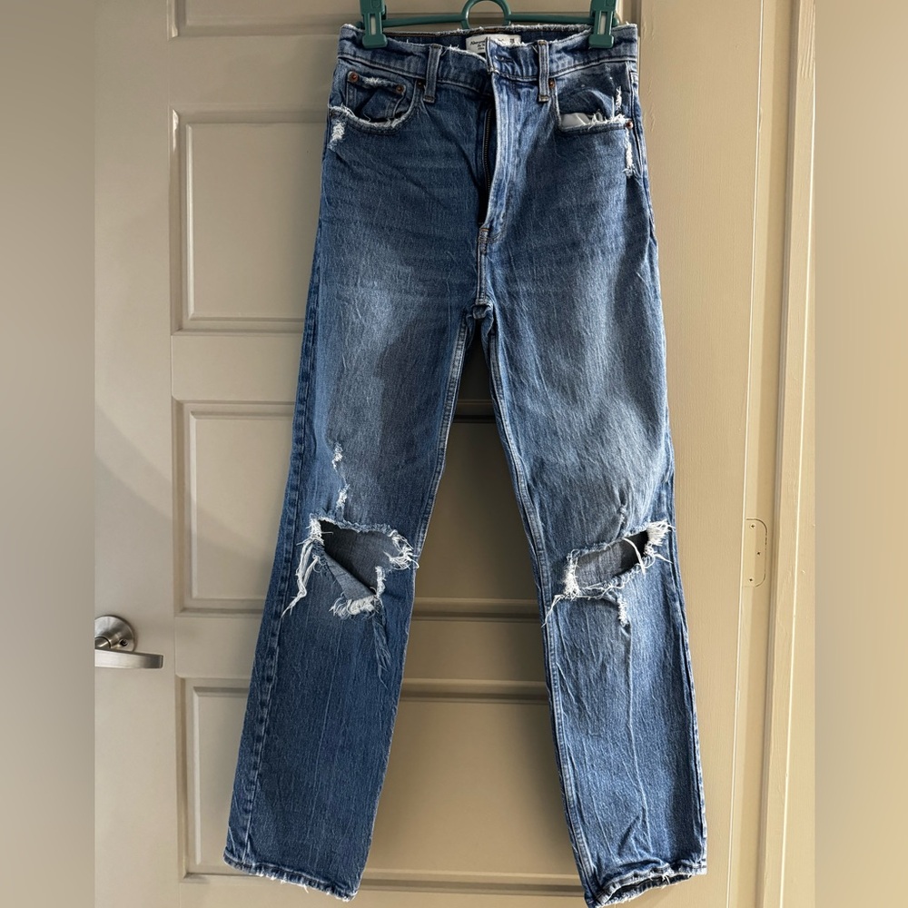 A&F Jeans. The 90’s Straight Ultra Highrise. Distressed Size 28/6R